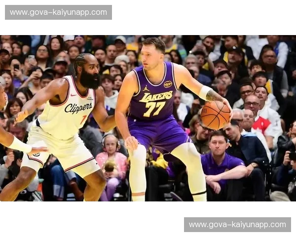 巅峰对决！快船vs湖人录像全回放：洛杉矶德比背后的热血、权杖与战术博弈